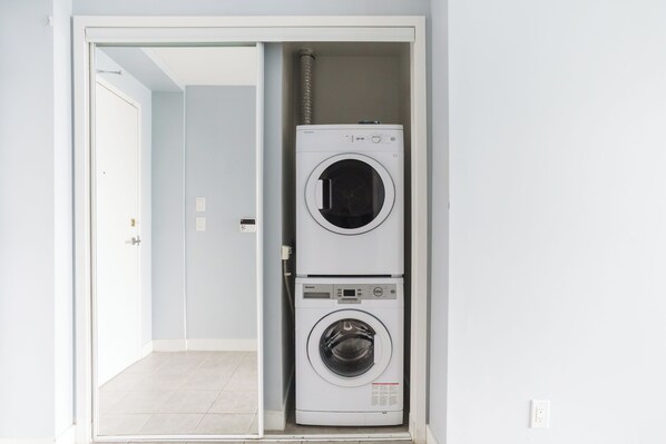 Interior - Yonge Harbour 3bed, 2bath Downtown Toronto W/Parking (Toronto)