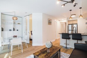 Dining - Yonge Harbour 3bed, 2bath Downtown Toronto W/Parking (Toronto)