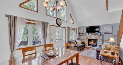 Wooded Bliss Chalet ~ Hot Tub, Fireplace, Fire Pit, BBQ Grill