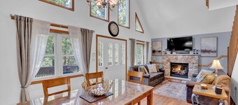 Wooded Bliss Chalet ~ Hot Tub, Fireplace, Fire Pit, BBQ Grill