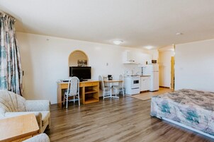 Single Room, 1 King Bed, Kitchenette | Soundproofing, free WiFi