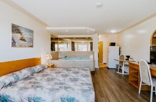 Suite, 1 King Bed | Soundproofing, free WiFi