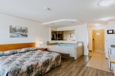 Suite, 1 King Bed, Kitchenette | Soundproofing, free WiFi