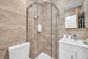 Douche, sèche-cheveux, serviettes fournies, savon