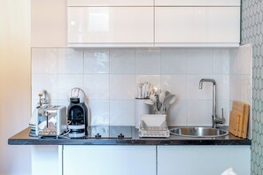 冷蔵庫、電子レンジ、コンロ、コーヒー / ティーメーカー