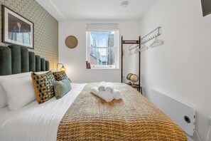 Desk, iron/ironing board, travel cot, WiFi