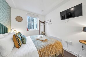 Schreibtisch, Bügeleisen/Bügelbrett, Reisekinderbett, WLAN
