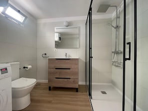 Een douche, een haardroger, handdoeken