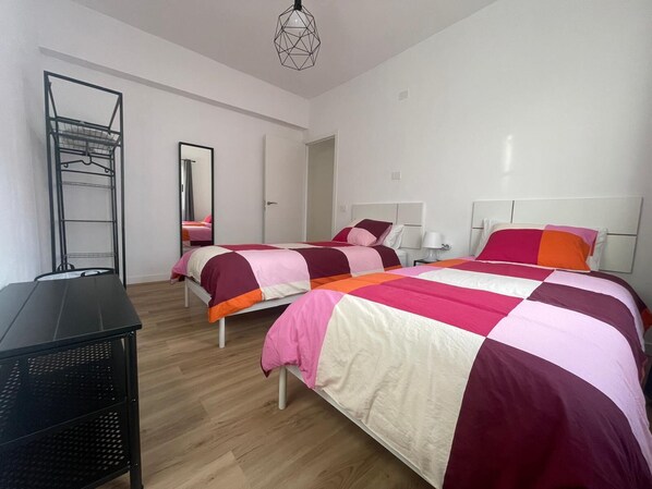 2 chambres, fer et planche à repasser, lit de bébé portatif