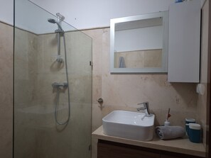 Serviettes fournies, savon, papier toilette
