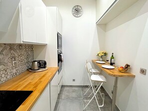 Fridge, microwave, oven, stovetop - L'appartement Murat (Paris)