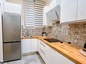 Fridge, microwave, oven, stovetop - L'appartement Murat (Paris)