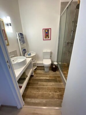 Dusche, Haartrockner, Handtücher, Seife