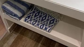 Douche, sèche-cheveux, serviettes fournies, savon