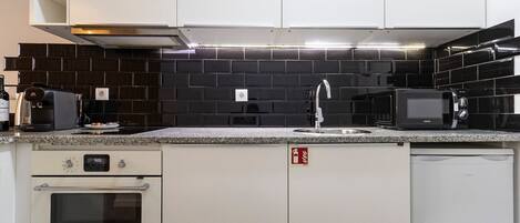 Een koelkast, een magnetron, een oven, een kookplaat