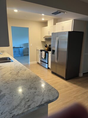 Fridge, microwave, oven, stovetop - 2 Bdrm, 2 Bath Home in a quiet, deed restricted subdivision in Venice Florida. (Venice)