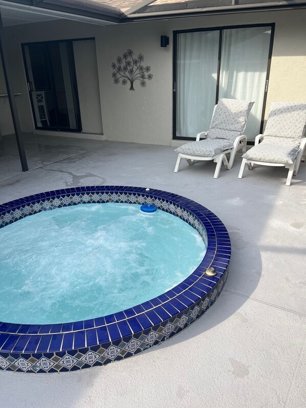 Outdoor spa tub - 2 Bdrm, 2 Bath Home in a quiet, deed restricted subdivision in Venice Florida. (Venice)
