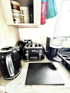 Kylskåp, mikrovågsugn, ugn och spishäll