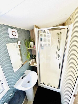 Shower, hair dryer, towels