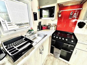 Kylskåp, mikrovågsugn, ugn och spishäll