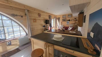 Fridge, microwave, oven, coffee/tea maker