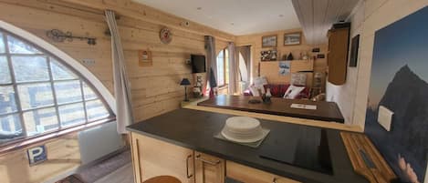 Kylskåp, mikrovågsugn, ugn och kaffe- och tebryggare