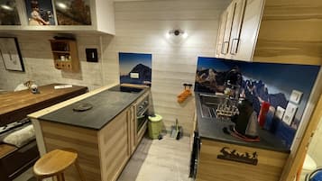 Fridge, microwave, oven, coffee/tea maker