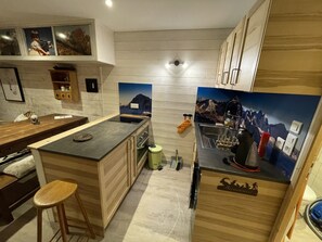 Fridge, microwave, oven, coffee/tea maker