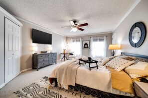 4 sovrum, skrivbord, strykjärn/strykbräda och resesäng