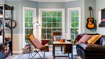 TV connectée, cheminée, livres, écrans d'ordinateur