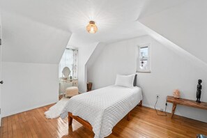 Een strijkplank/strijkijzer, gratis wifi, beddengoed