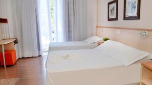 Safe på rommet, skrivebord, blendingsgardiner og strykejern/-brett