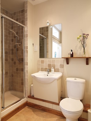 SĂšche-cheveux, serviettes fournies, savon, papier toilette