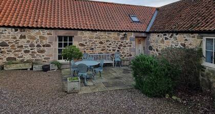 The Byre Cottage, perfect peace, yet 25 mins by train to Edinburgh, beach 9 mins