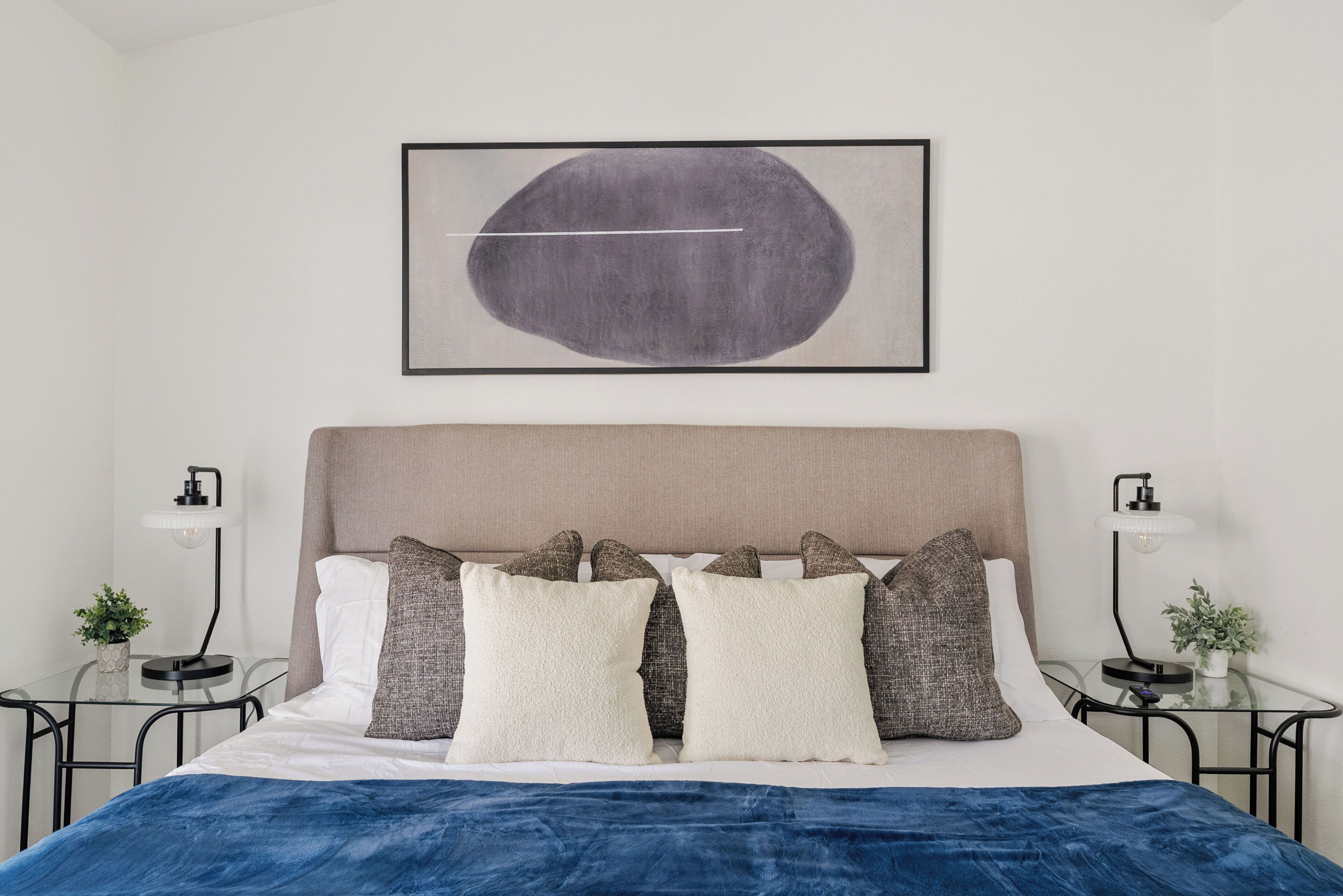 3 soverom, skrivebord, strykejern/-brett og reiseseng for barn