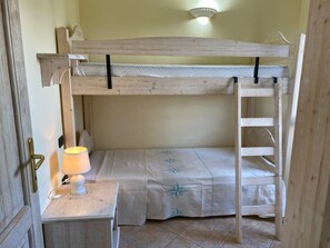 2 habitaciones, tabla de planchar con plancha, wifi y ropa de cama 