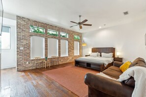 3 bedrooms, desk, iron/ironing board, WiFi