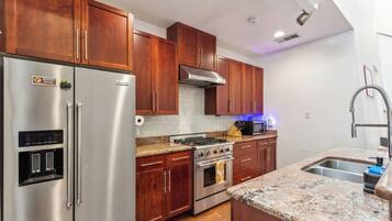 Refrigerador, microondas, horno, placa de cocina