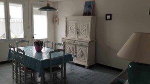 Dining - House near seaside. sleeps 4. free wifi.  (Jard-sur-Mer)