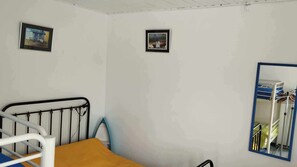 1 bedroom, WiFi, bed sheets - House near seaside. sleeps 4. free wifi.  (Jard-sur-Mer)
