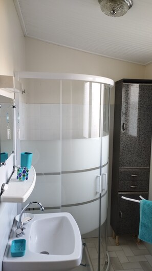 Shower, hair dryer, towels - House near seaside. sleeps 4. free wifi.  (Jard-sur-Mer)