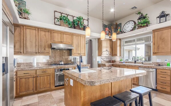 Fridge, microwave, oven, stovetop - Scottsdale Escape|Pool,Hot tub,MiniGolf,FirePit (Scottsdale)