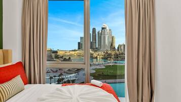 2 soverom, skrivebord, strykejern/-brett og reiseseng for barn