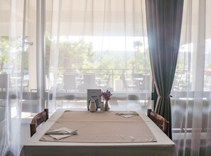 Triple Room (Triple Room Sea View) | Dining room