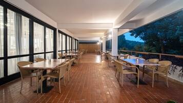 Twin Room (Twin Room Sea View) | Restaurant