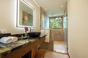 Shower, hair dryer, towels, soap - Brand New: Casa Rambutan where Luxury meets Nature (Quepos)