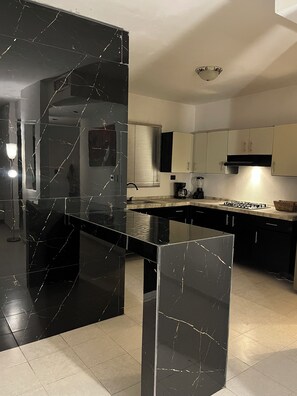 Geladeira, micro-ondas, cooktop, cafeteira/chaleira