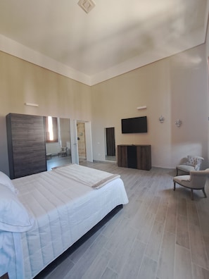 1 soverom, safe på rommet og wi-fi (inkludert)