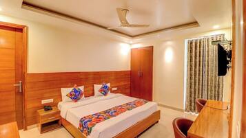 Deluxe Double Room, Balcony, City View | Egyptian cotton sheets, premium bedding, Select Comfort beds, minibar