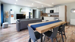 A modern apartment with a dining area, kitchen, and living room. - Rock in Share - Les Ponts (Nancy)